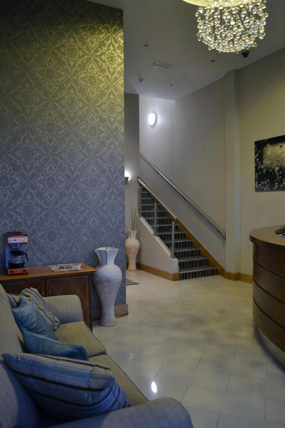 Carrick Plaza Suites And Apartments エクステリア 写真