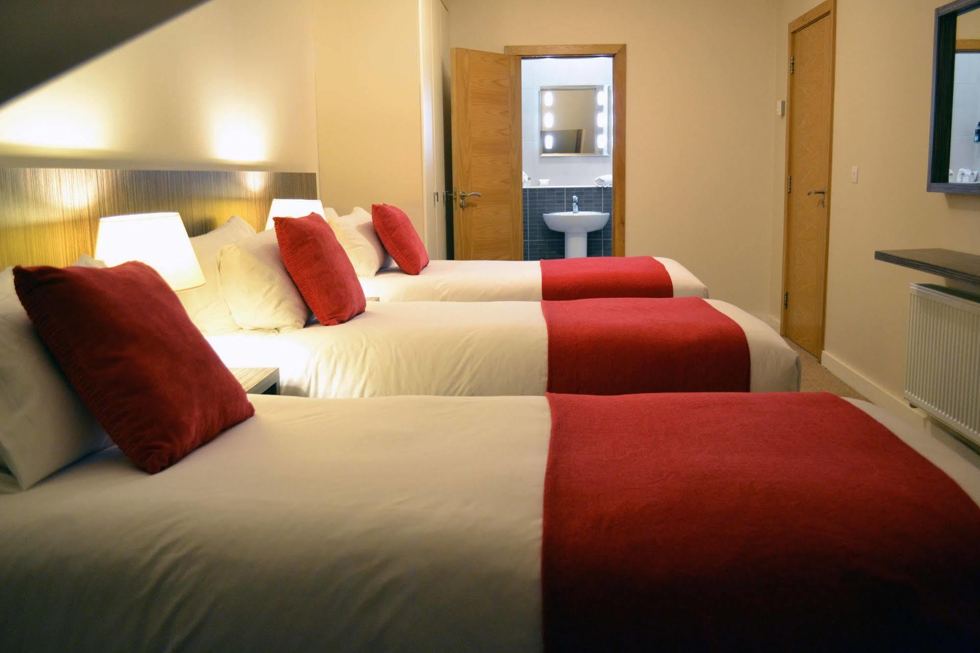 Carrick Plaza Suites And Apartments エクステリア 写真