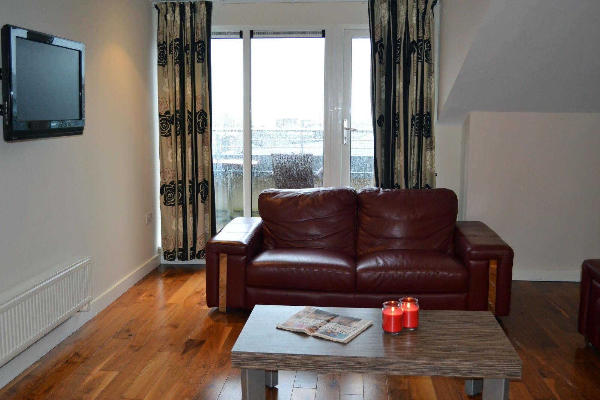 Carrick Plaza Suites And Apartments エクステリア 写真