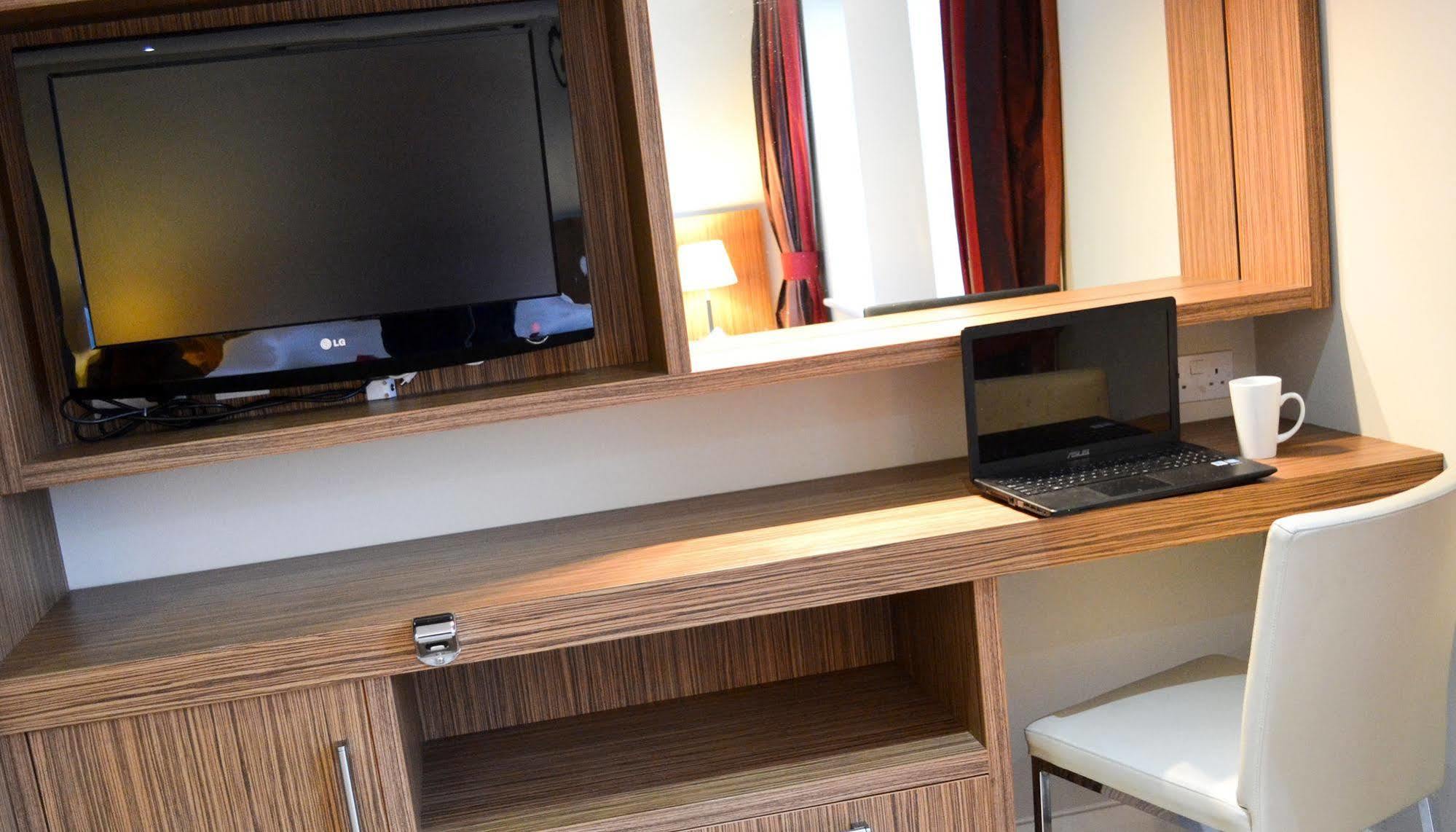 Carrick Plaza Suites And Apartments エクステリア 写真
