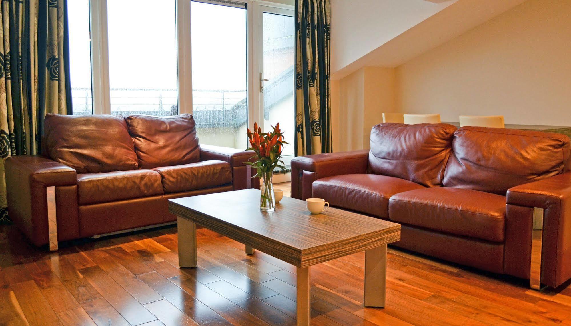 Carrick Plaza Suites And Apartments エクステリア 写真