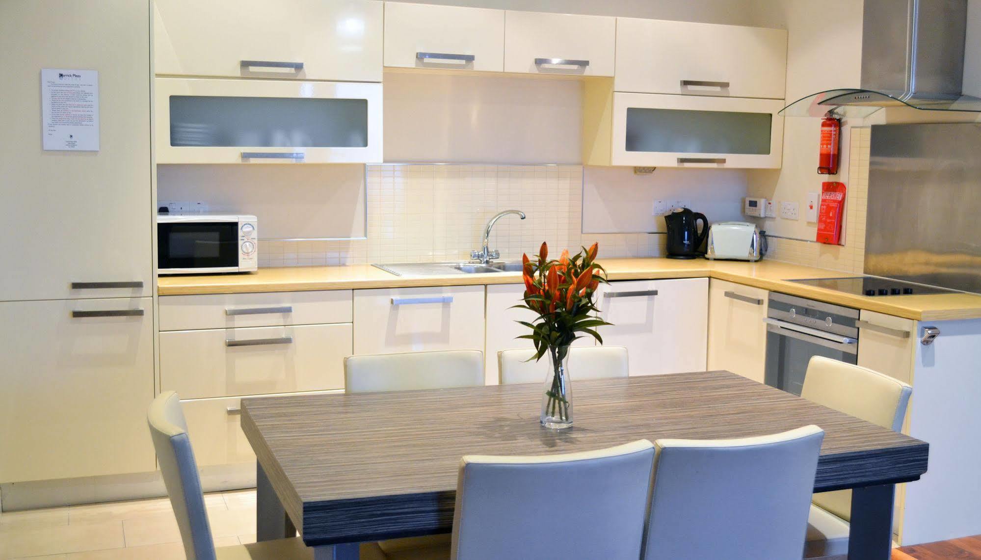 Carrick Plaza Suites And Apartments エクステリア 写真