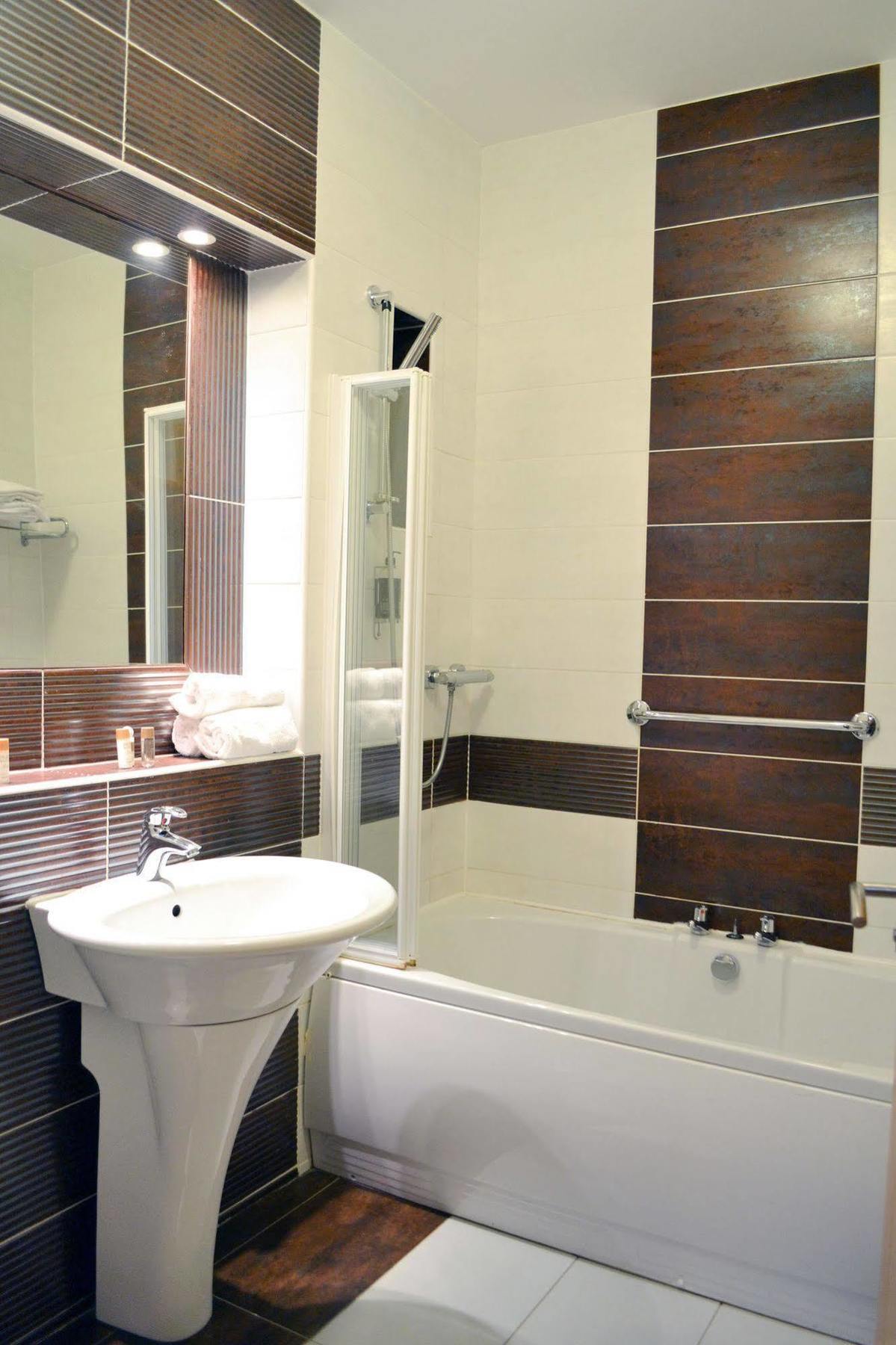 Carrick Plaza Suites And Apartments エクステリア 写真