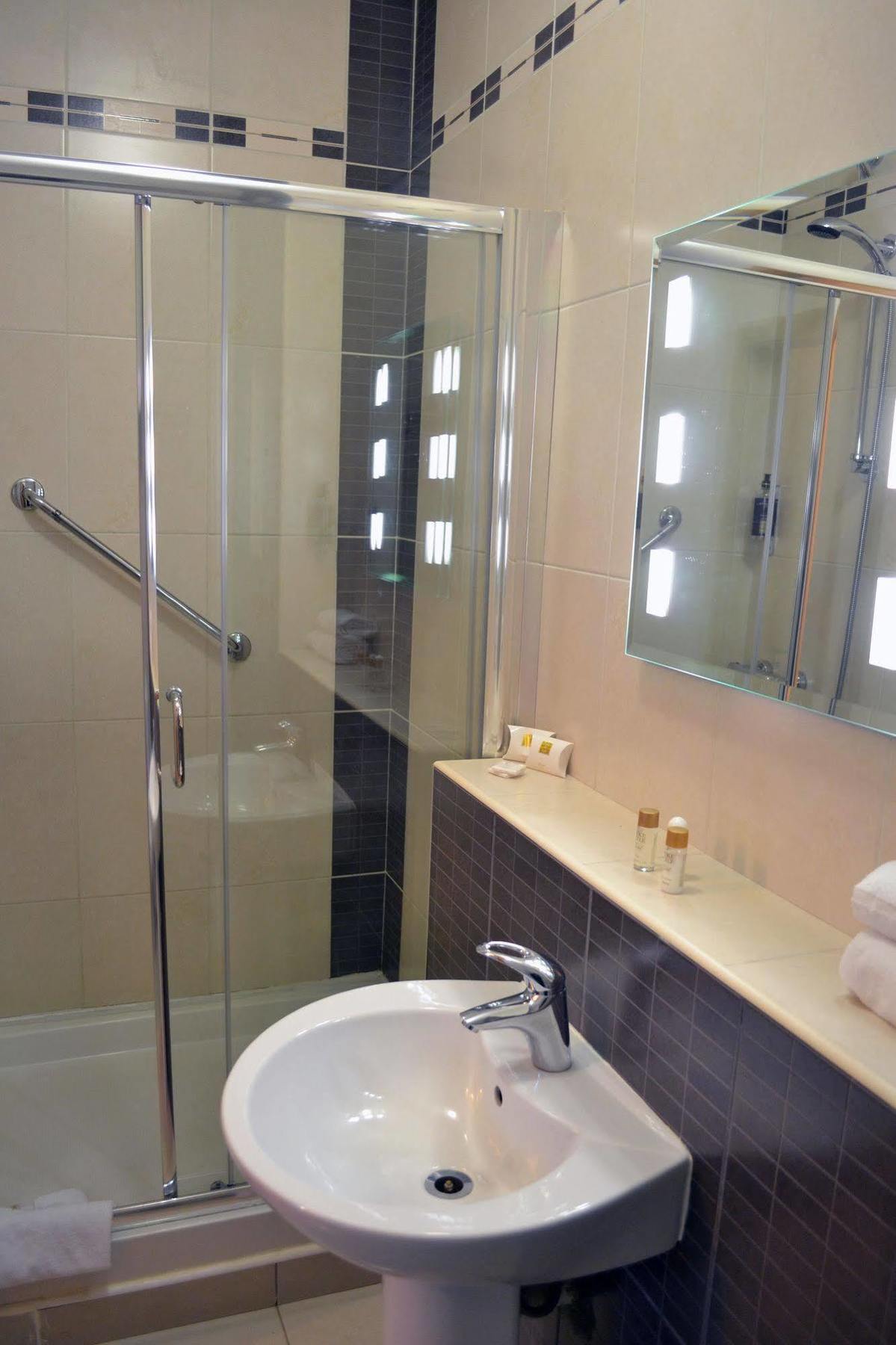 Carrick Plaza Suites And Apartments エクステリア 写真