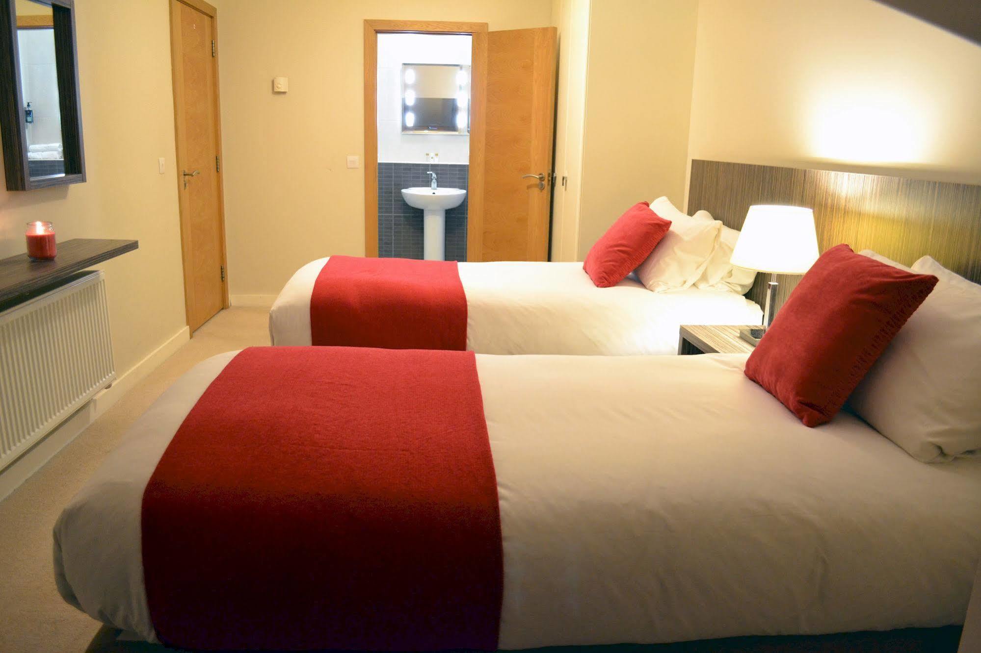 Carrick Plaza Suites And Apartments エクステリア 写真