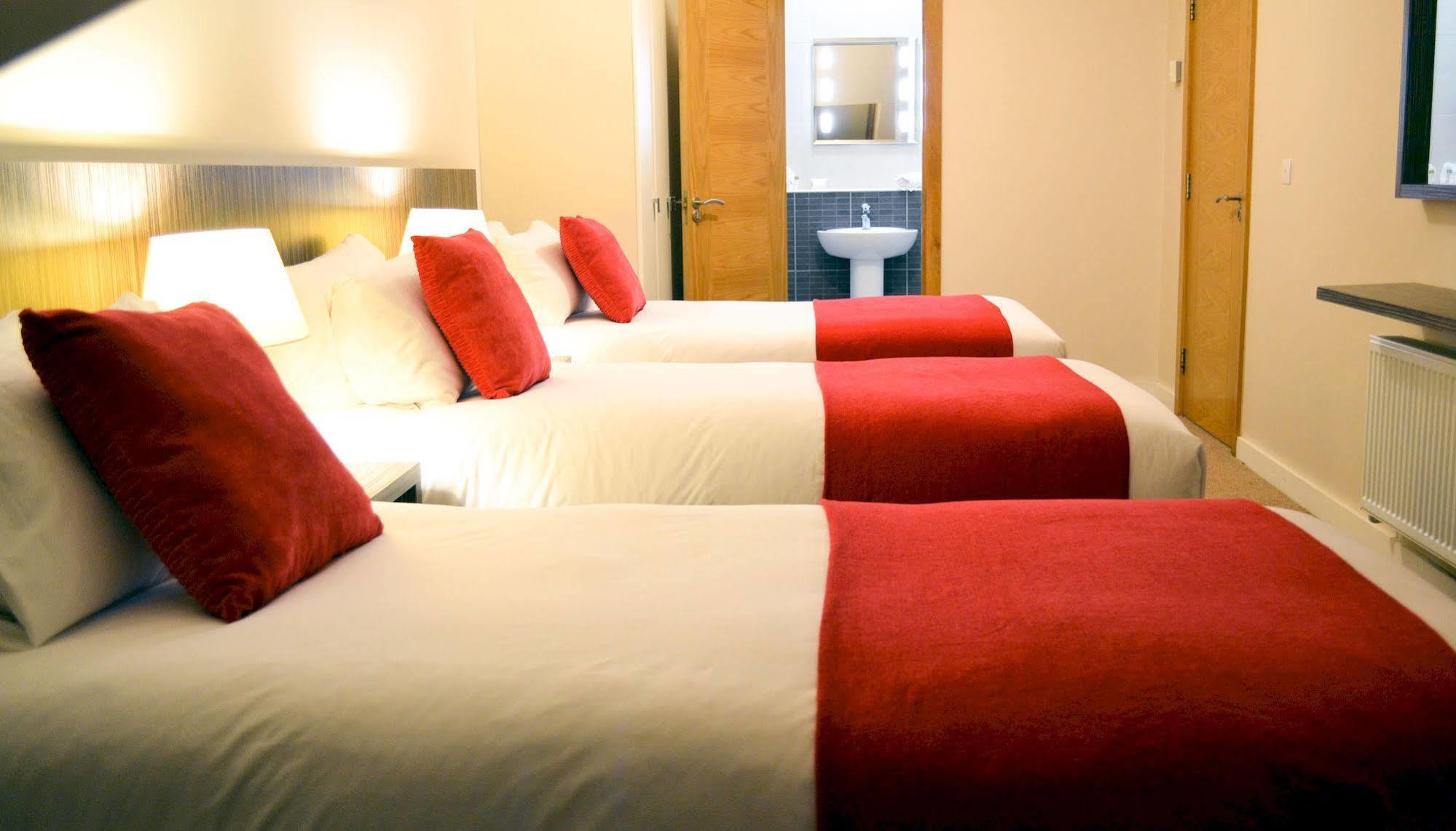Carrick Plaza Suites And Apartments エクステリア 写真